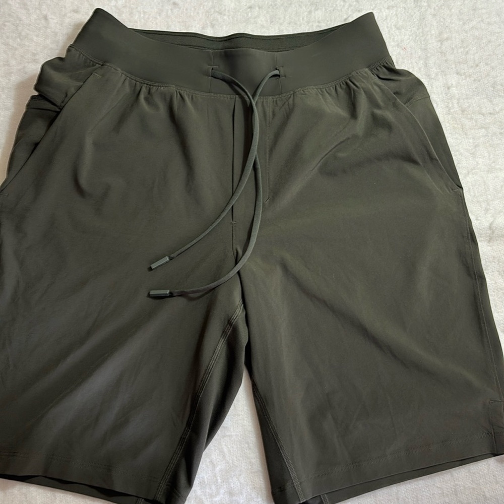 ATHLETA Bermuda Athletic Shorts Olive Green 8 Drawstring Elastic Waist Pockets